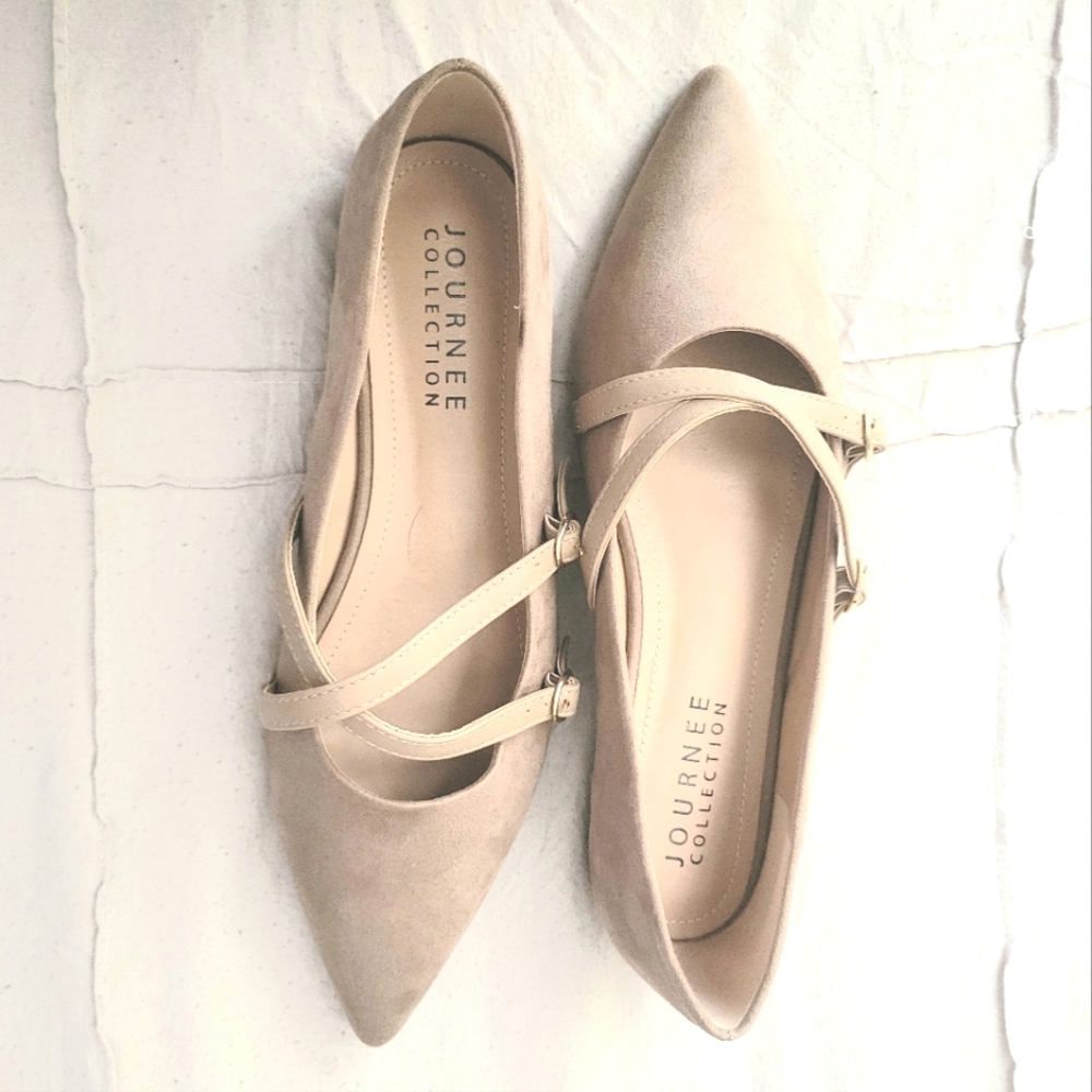 Journee Collection Women's Cream Pointed Flats